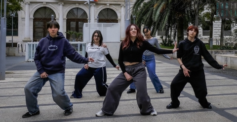Bari, gruppi che ballano per strada sulle note delle boyband coreane: � il "Kpop in public"